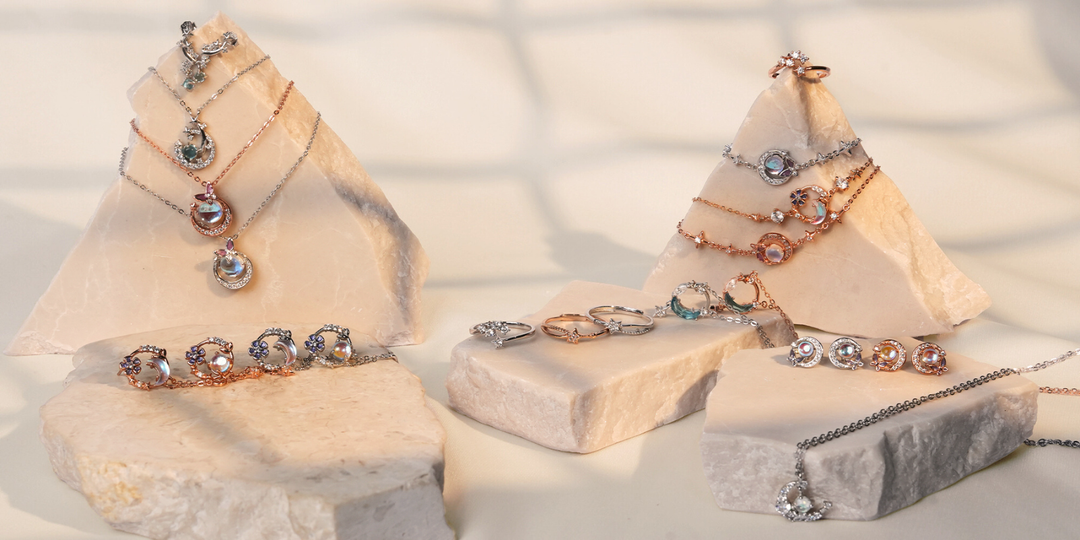 Koleksi perhiasan perak S925 DAVINA dengan desain moonstone bercahaya pada kalung, cincin, gelang, dan anting.