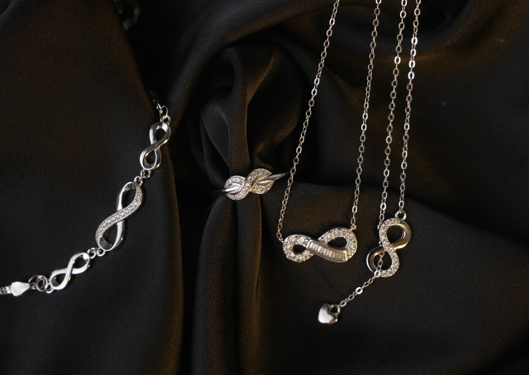 perhiasan perak sterling silver 925 dengan desain infinity berhias zirconia dari DAVINA Jewelry