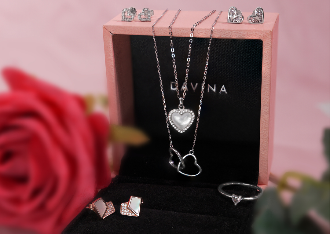 Set perhiasan perak S925 dalam kotak hadiah DAVINA dengan desain hati sebagai simbol kasih dan hadiah bermakna untuk ungkapan terima kasih.
