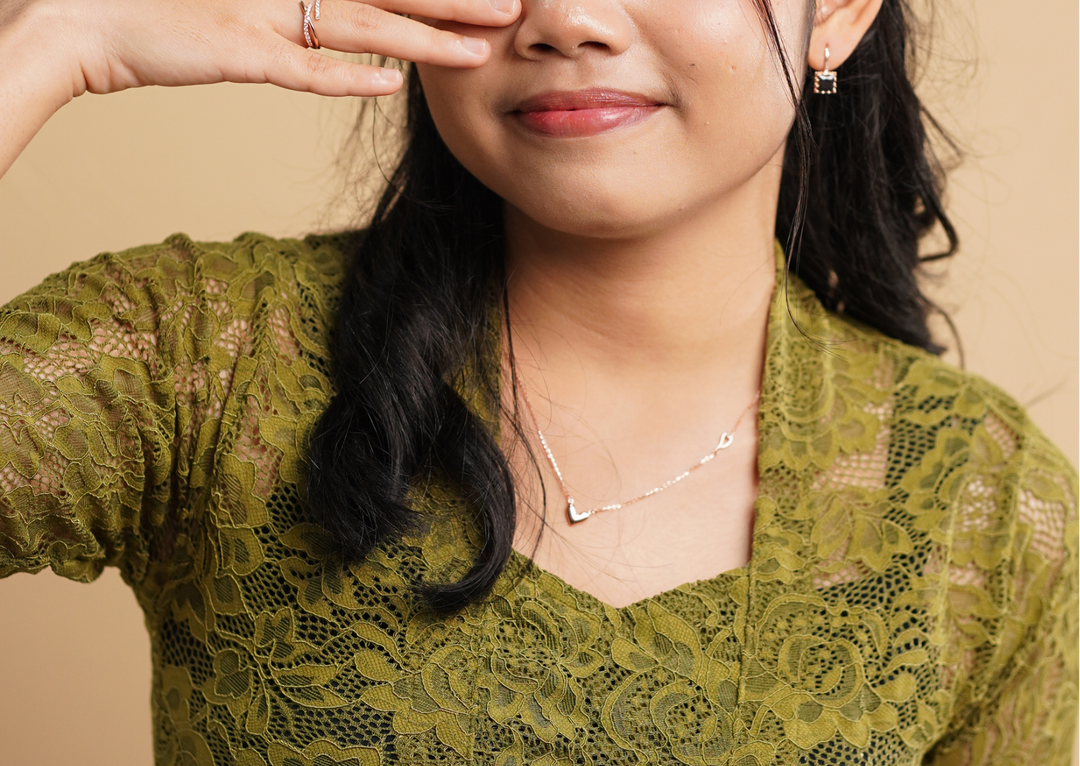 Model mengenakan kalung, anting, dan cincin silver 925 DAVINA yang cocok dipadukan dengan kebaya hijau elegan.