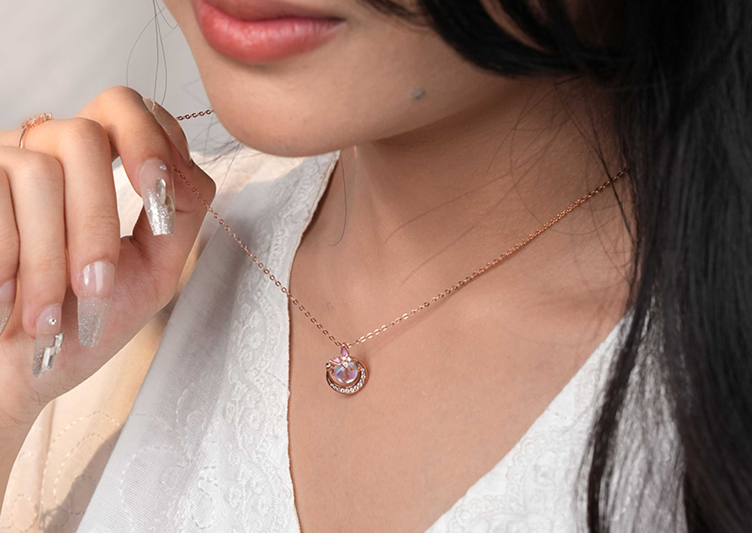 Kenalan dengan Moonstone, Batu Cantik dengan Kilau yang Berubah Halus