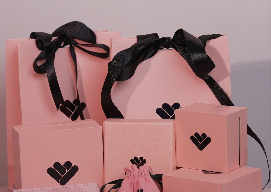 Paperbag dan box hadiah perhiasan DAVINA dengan pita hitam, siap diberikan langsung