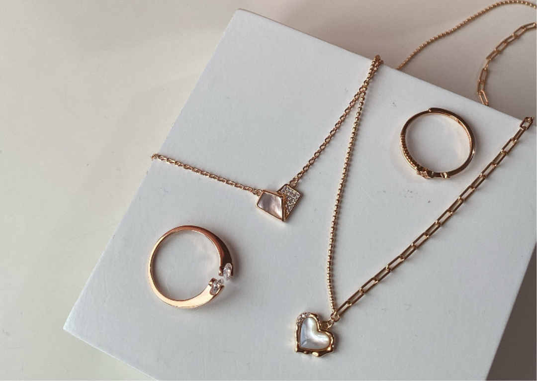 Set perhiasan silver DAVINA warna rose gold: dua kalung pendant hati, plus cincin minimalis, ide gift elegan.
