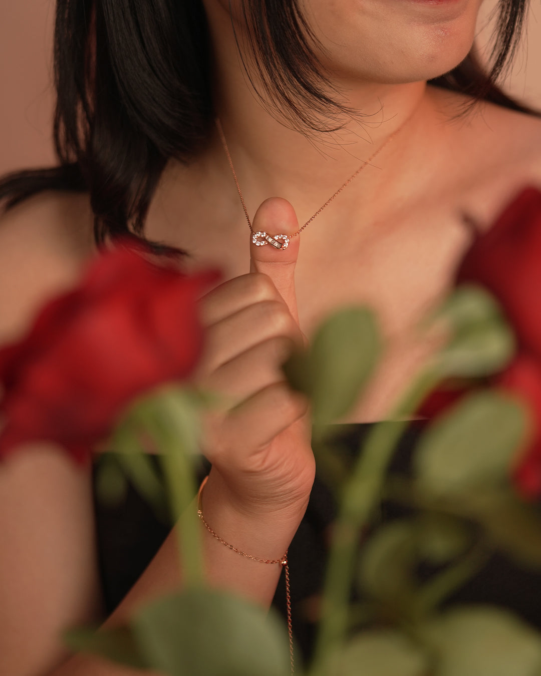 Model mengenakan DAVINA Ladies Infina Necklace perak S925 dengan desain infinity, kalung elegan untuk hadiah spesial.