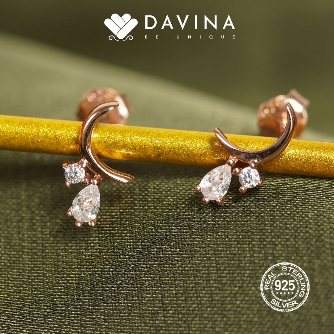 anting stud bentuk bulan sabit dengan teardrop tetesan air berkilau