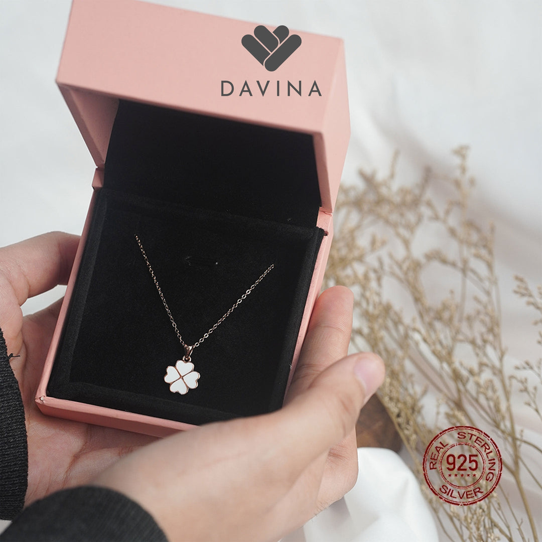 Kalung clover perak 925 Cloverine DAVINA dengan liontin four leaf clover dalam kotak hadiah pink