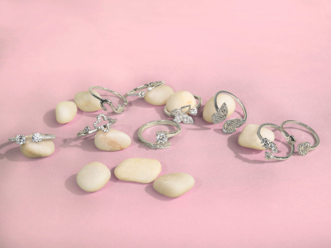 Berbagai model cincin perak S925 dengan desain unik yang bisa dipakai di berbagai jari tangan.